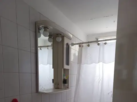 Casa 8 ambientes con 1 baño