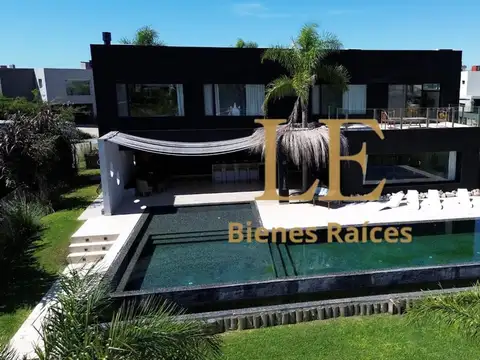Casa 6 ambientes con 5 baños