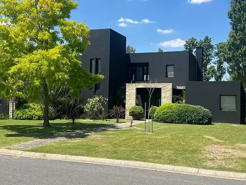 Espectacular Venta Casa 6 dormitoios  Barrio San Bárbara Estilo Moderno Lote de  1.800 m²