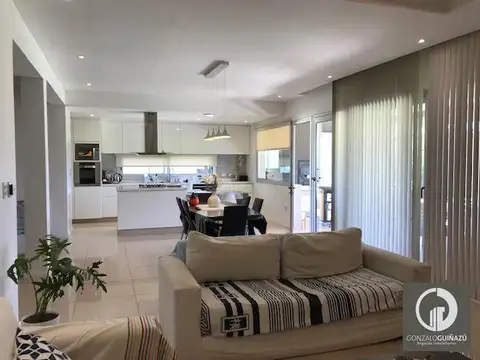 Casa en Alquiler en Puerto Roldan, USD 2.800