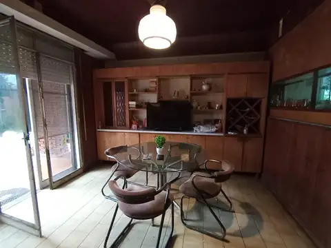 Casa 6 ambientes con 2 baños