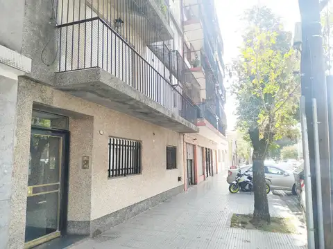 Dpto. 3 Amb. al Frente, C/Balcon Corrido, 2 Baños y Lav. 1º piso x esc.