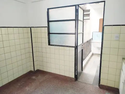 Dpto. 3 Amb. al Frente, C/Balcon Corrido, 2 Baños y Lav. 1º piso x esc.