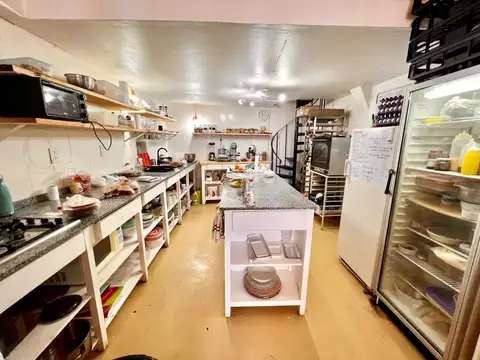 San Isidro Centro. Único Local de 3,5x8.77 con Entretecho. Excelente Estad