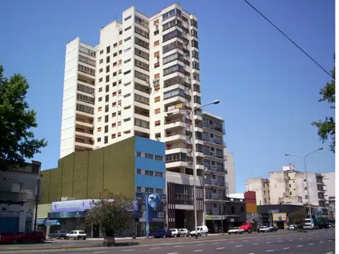 AMPLIO SEMIPISO 4 AMBIENTES CON DEPCIAS. 187 m2 PROPIOS CUB.