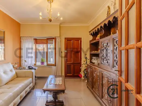 Casa casco 2 dormitorios, con amplio fondo y pileta