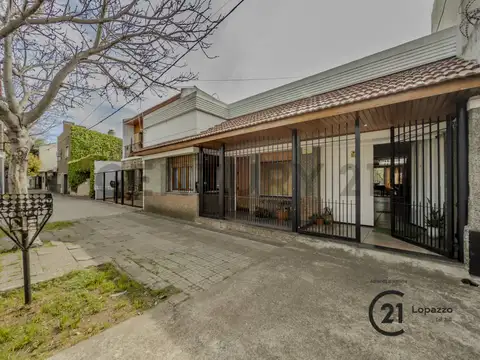 Casa casco 2 dormitorios, con amplio fondo y pileta