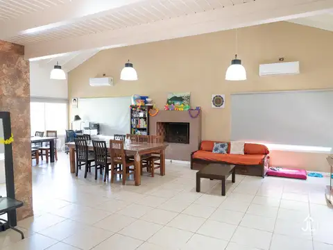 Casa 4 ambientes con 2 baños