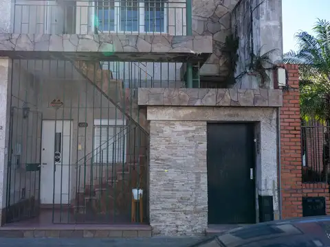 alquiler departamento tipo casa en viamonte 1260 primer piso patio con parrillero