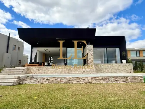 Casa 4 ambientes con 3 baños