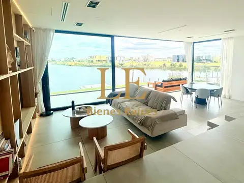 Casa en Venta con 3 cocheras