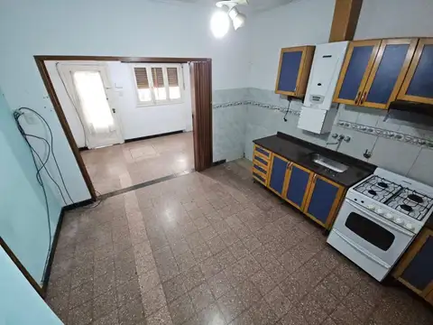 CASA VENTA 2 DORMITORIOS Y COCHERA EN B INDUSTRIAL