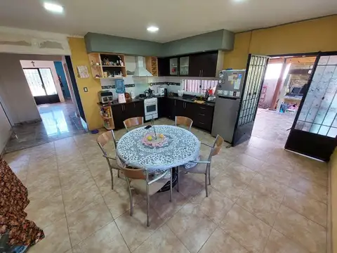 Casa 5 ambientes con 2 baños