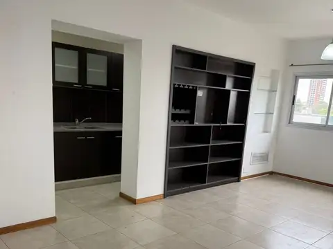 Departamento 2 amb con balcón y cochera cubierta. Excelente ubicación