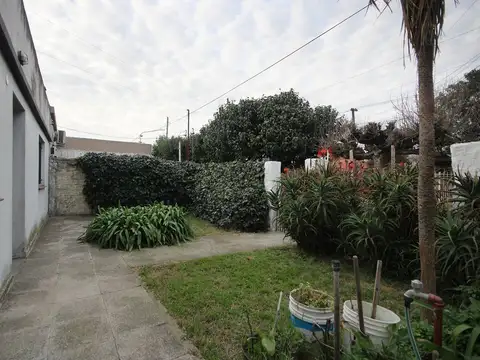 CASA 3 AMBIENTES EN VENTA EN CASTELAR JARDIN APTO