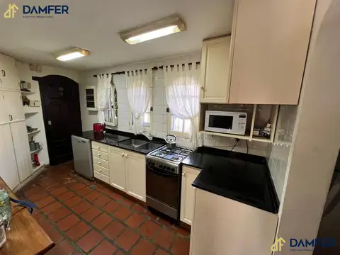 Casa 5 ambientes con 2 baños