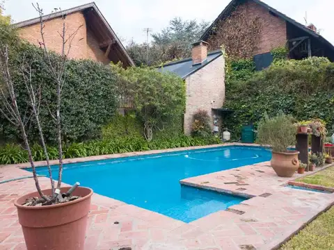 Casa 6 ambientes con 4 baños