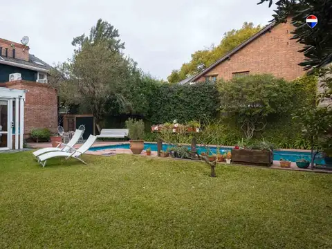 CASA 6 AMB DE CATEGORÍA EN ADROGUÉ - APTO CRÉDITO