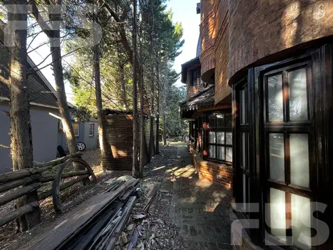 Casa 8 ambientes con 3 baños