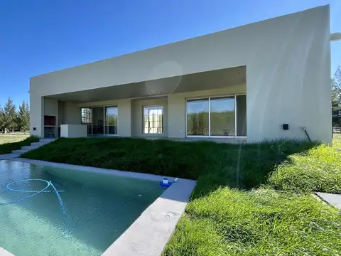 CASA EN NAUDIR EN VENTA - 5 AMBIENTES