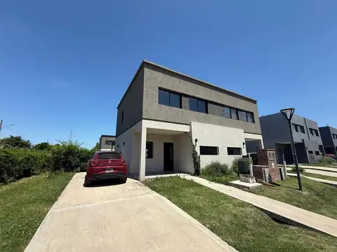 Casa dúplex en alquiler en el Barrio El Aljibe, Manzanares. 