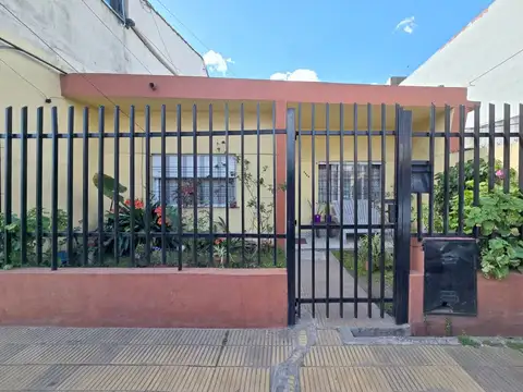 VENTA CASA 3 AMBIENTES CASTELAR y PH 4 AMB