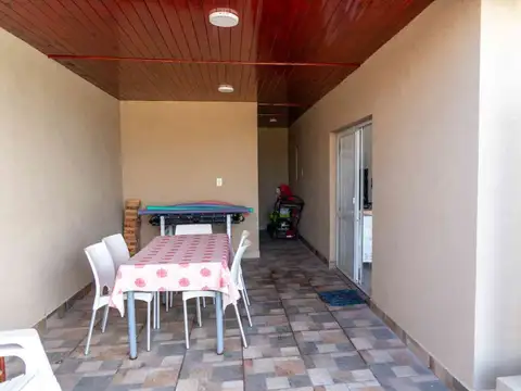 Se vende propiedad equipada con quincho y pileta.