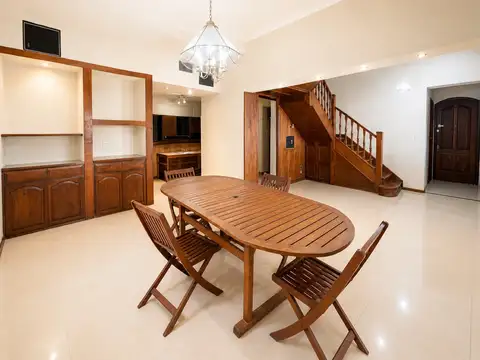Casa 8 ambientes con 3 baños