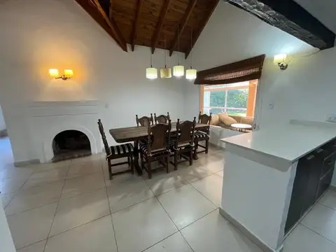 Casa en Alquiler con 1 cochera