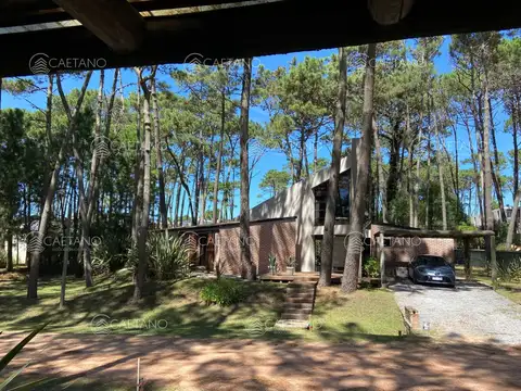 Venta casa 4 dormitorios Laguna Blanca