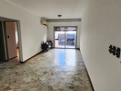 DEPARTAMENTO 3 AMBIENTES AL FRENTE CON BALCÓN Y COCHERA - ESTADO IMPECABLE