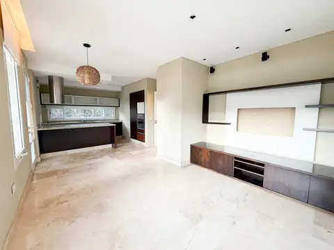 Casa en Alquiler con 2 cocheras