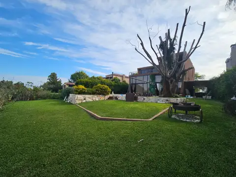 Casa en Venta con 4 cocheras