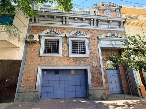 Hermosa Casa de 7 ambientes con 4 dormitorios (posibilidad de 5to)  garage para 2 autos, jardín con parrilla, vivienda de 2 ambientes en el fondo del lote