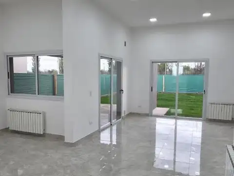 Casa 4 ambientes con 2 baños