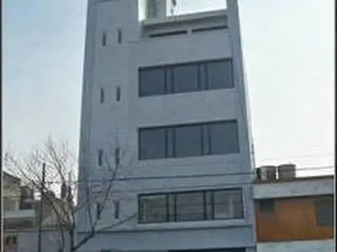Edificio de 3 pisos  de  Oficinas en Parque Patricios