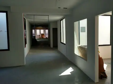 Edificio de 3 pisos  de  Oficinas en Parque Patricios