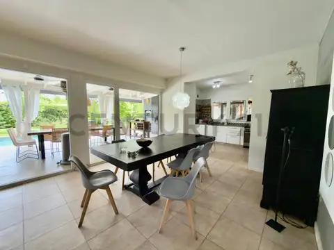 Casa en Venta con 2 cocheras