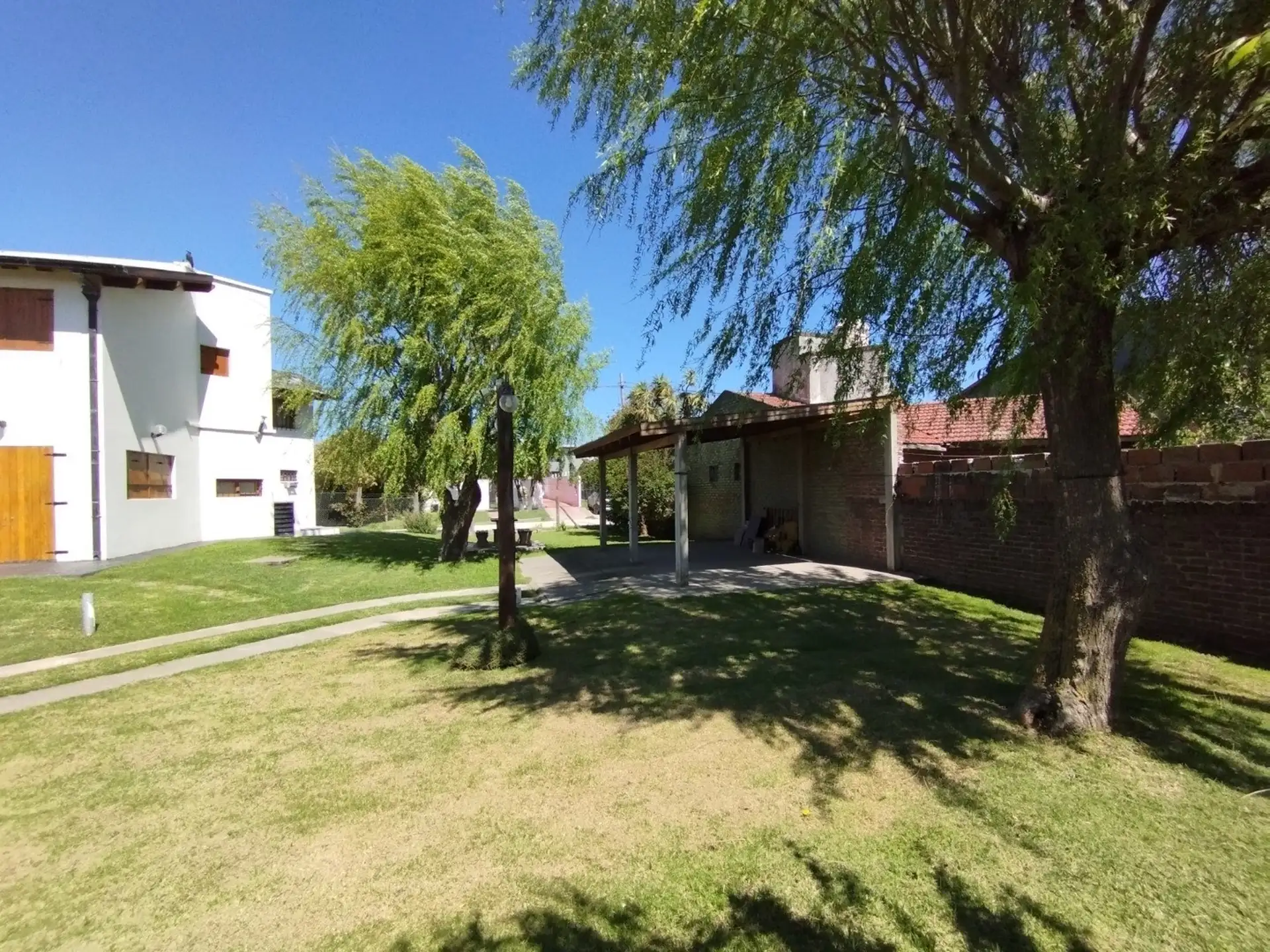 HERMOSA CASA EN VENTA CON GRAN PARQUE BARRIO FARO NORTE