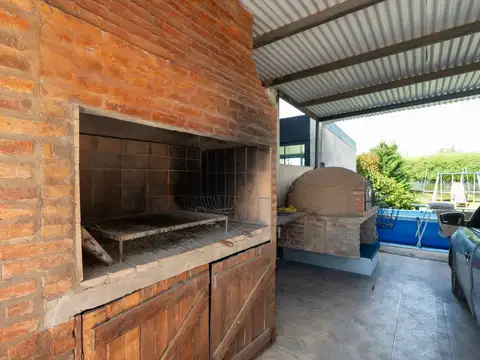 Casa en Venta con 2 cocheras