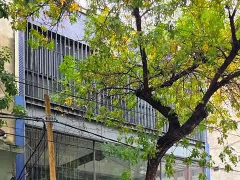 EXCELENTE EDIFICIO DISTRIBUIDO EN 2 PLANTAS ,ENTREP Y PLAYA