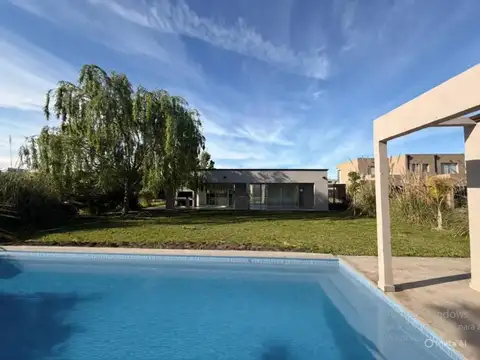 Casa 4 ambientes con 3 baños