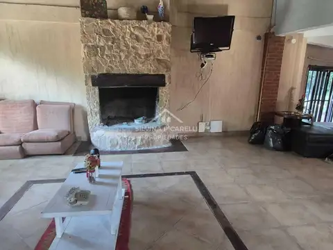 Casa 6 ambientes con 2 baños