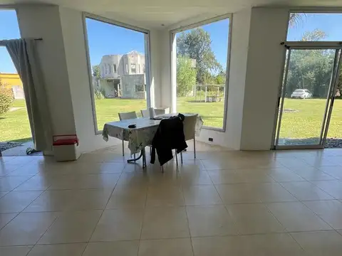 Casa en Venta con 4 cocheras