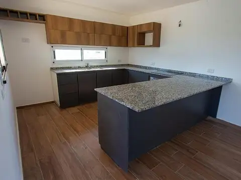 Casa 4 ambientes con 2 baños