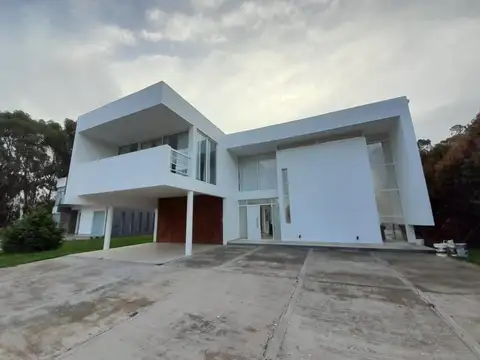 MODERNA CASA  EN BARRIO PRIVADO RUMENCO, FINANCIA.