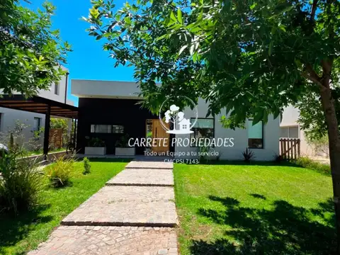 Casa en ALQUILER de 4 ambientes y pileta. Barrio Santa Lucia. Pilar