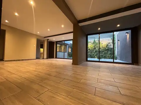 Casa 8 ambientes con 3 baños
