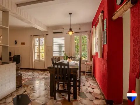 VENTA OLIVOS 2 CASAS C/ PILETA, GARAJE + LOCAL