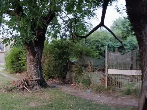 Venta de lote con edificación en Adrogué